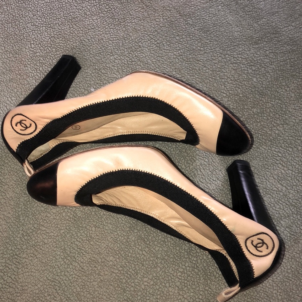 BEAUTIFUL CONDITION used Chanel elastic edged heel